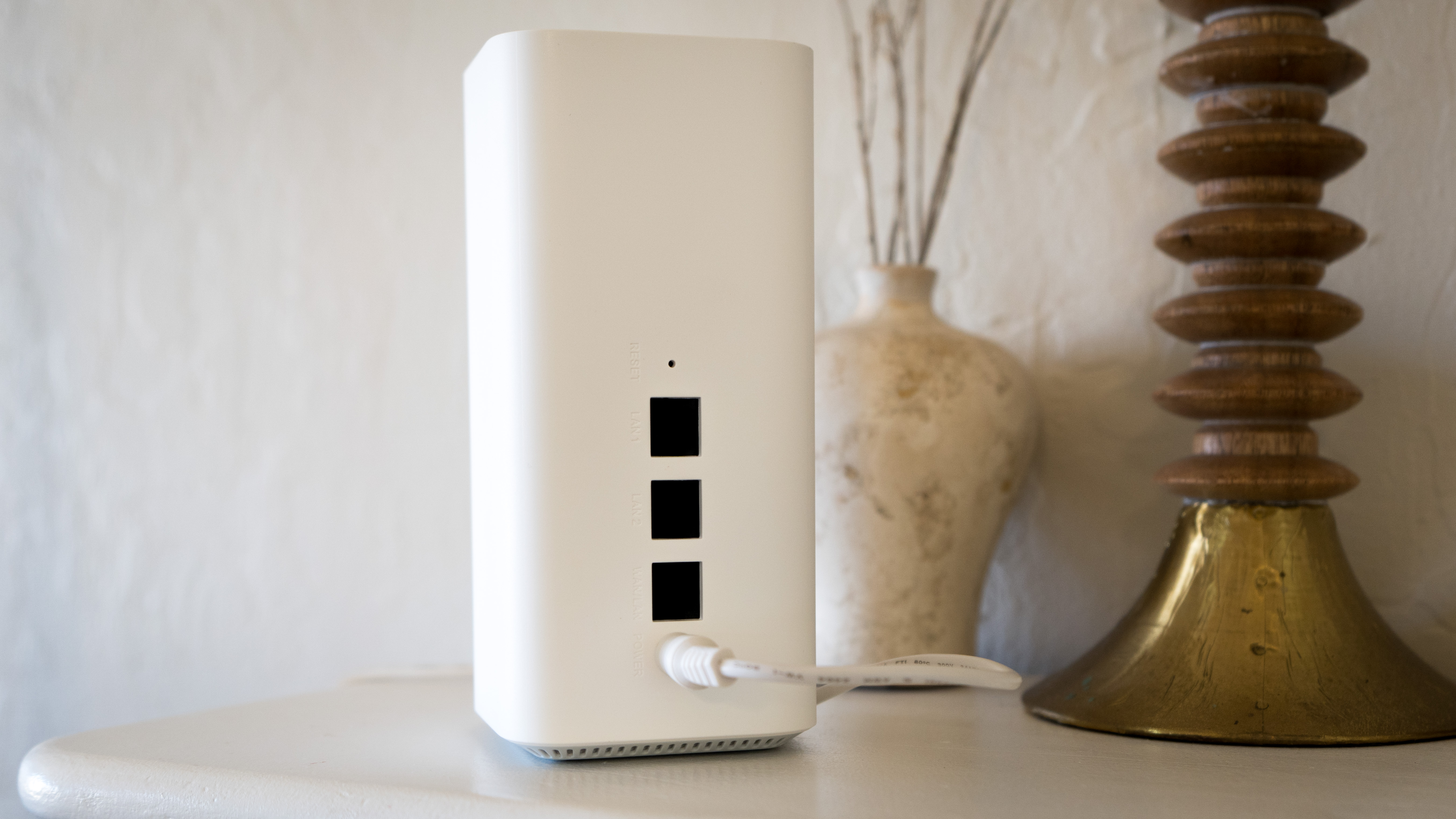 Et foto af bagsiden af Vilo-net, der viser dets tre Ethernet-porte